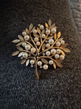 Crown trifari Gold Leaf Tree Brooch with Pearls